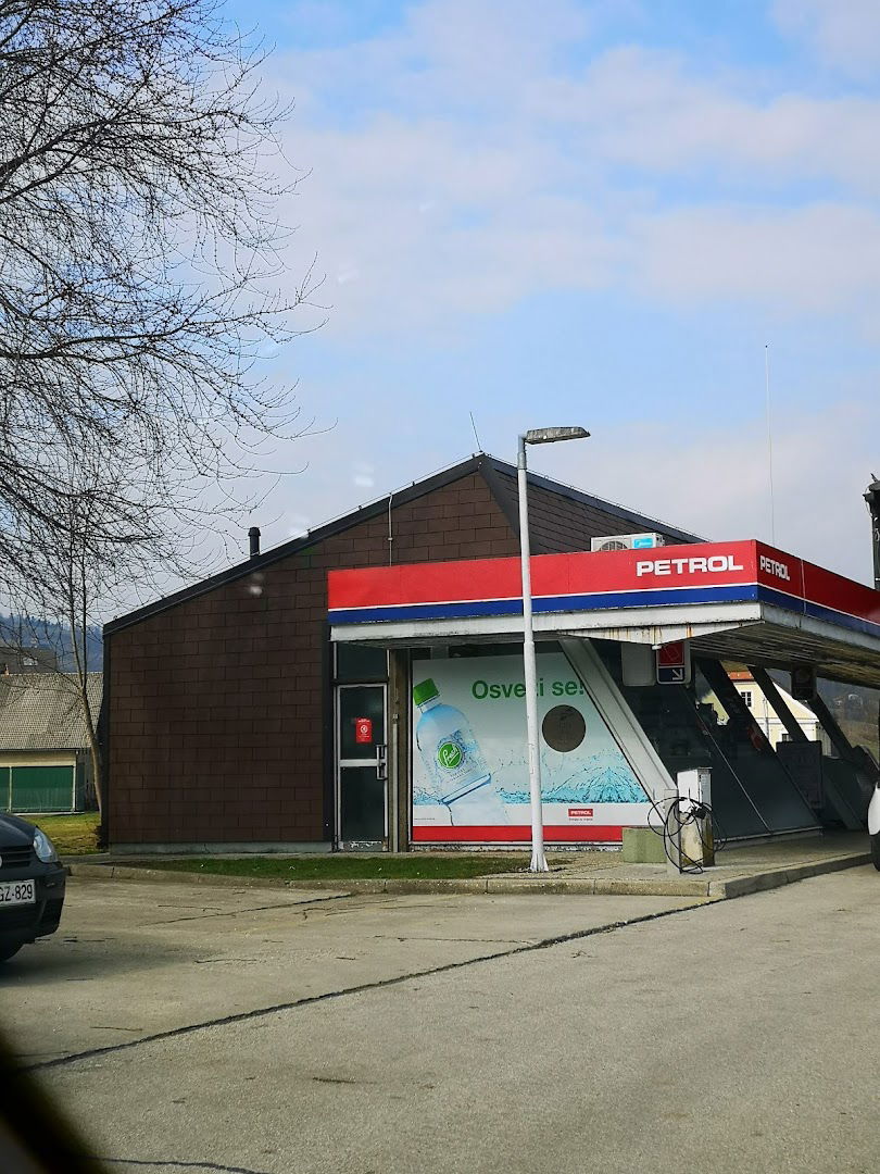 Parkirišče tri parkirna mesta Petrol