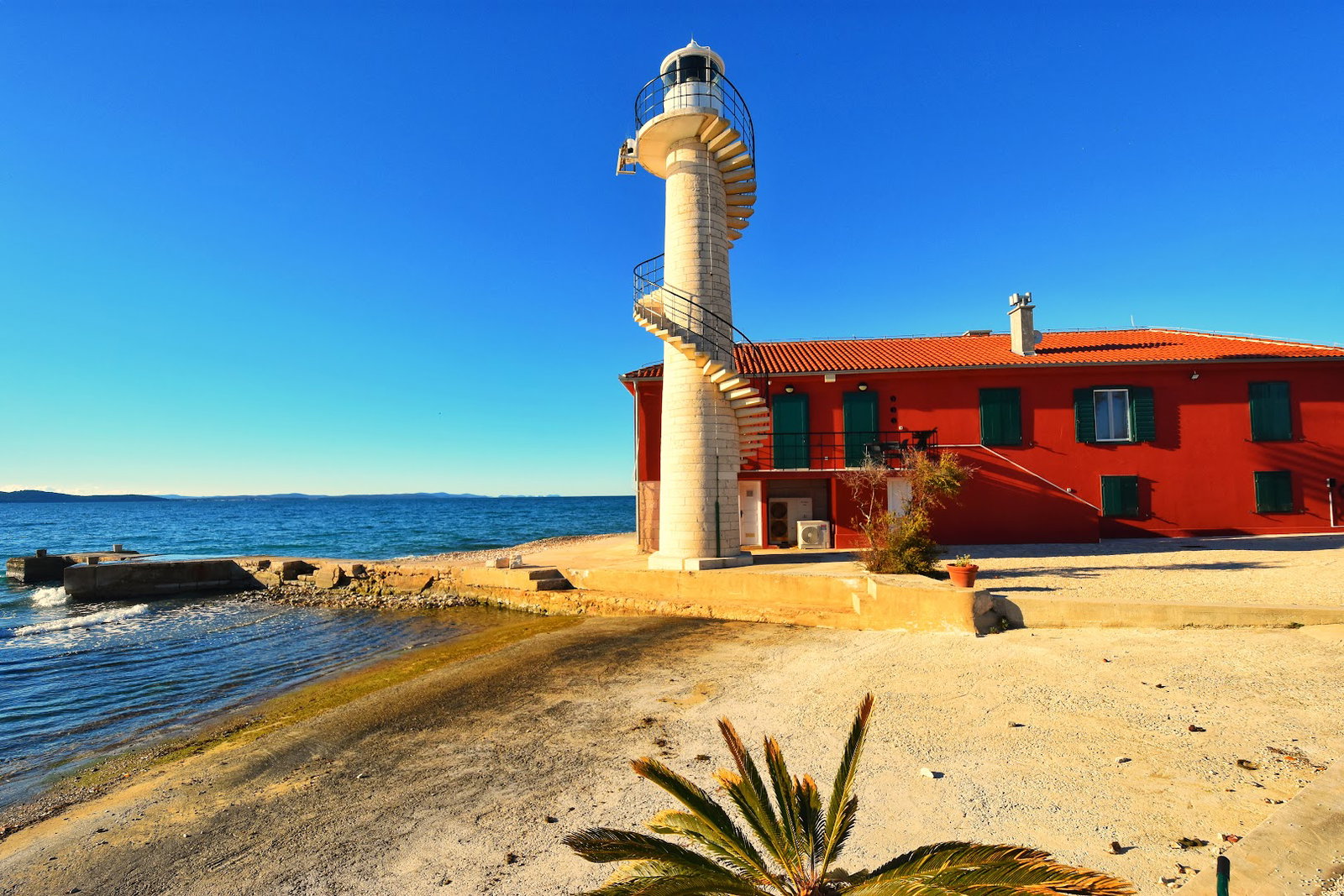 Oštri rat Lighthouse - Puntamika