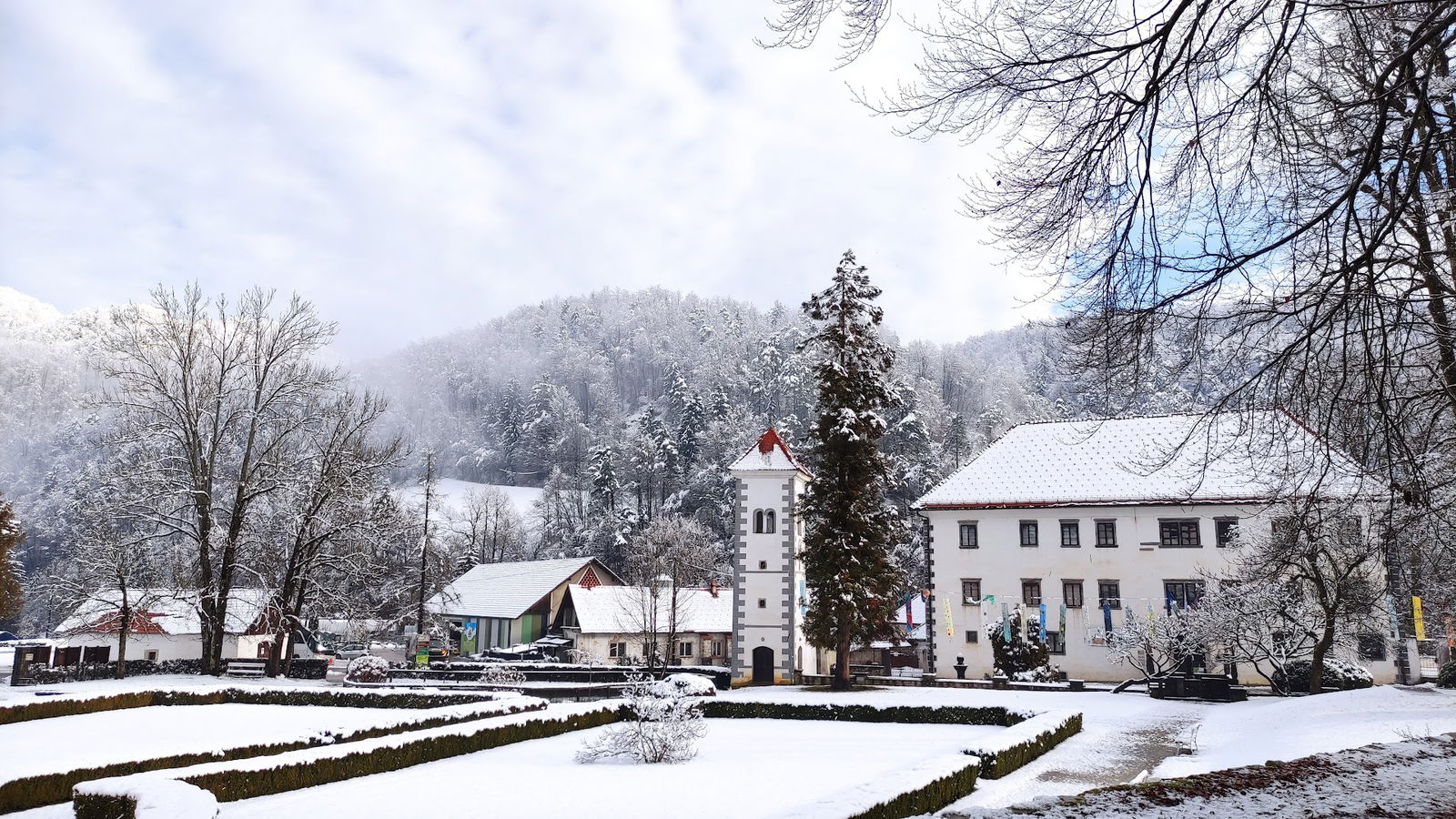 Polhograjska graščina Polhov Gradec