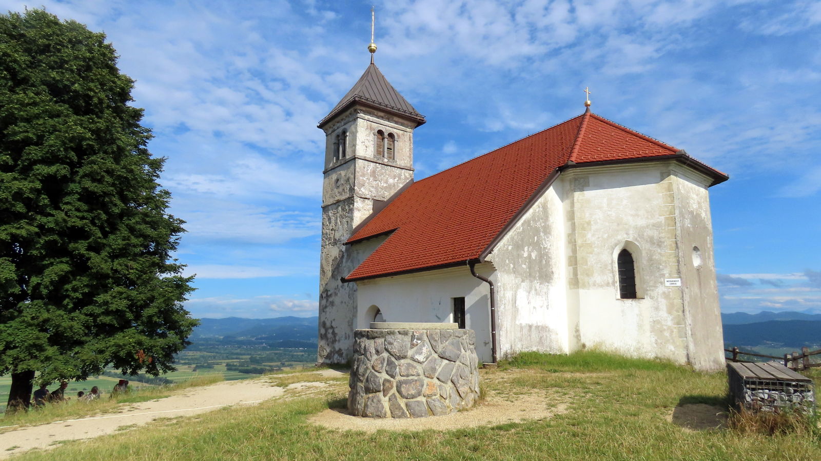 Cerkev sv. Lovrenca, Jezero