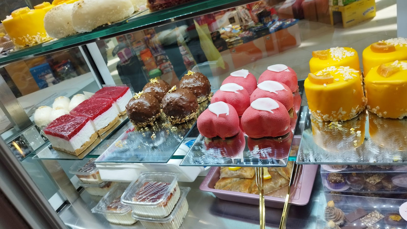 Od slatkog sladje(nunchi-bento cakes).Prodaja komadnih i sitnih kolaca,torte po porudzbini