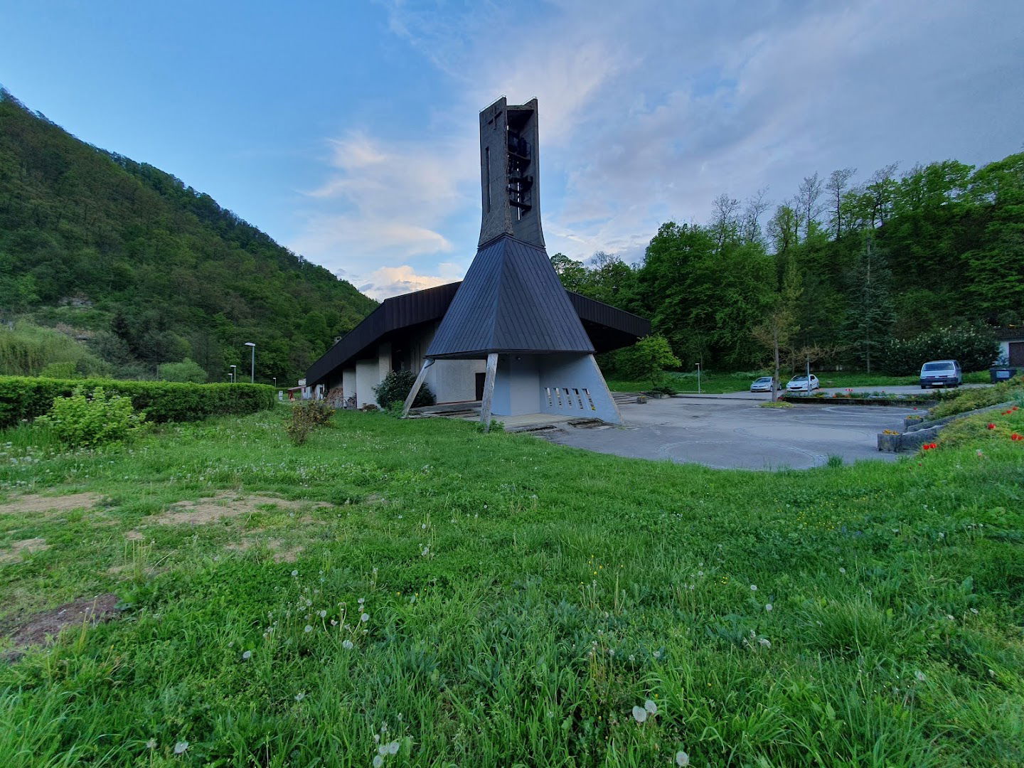 Župnijska cerkev Vstalega Odrešenika