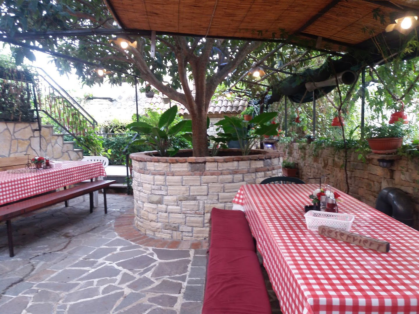 Ines & Hans Biergarten