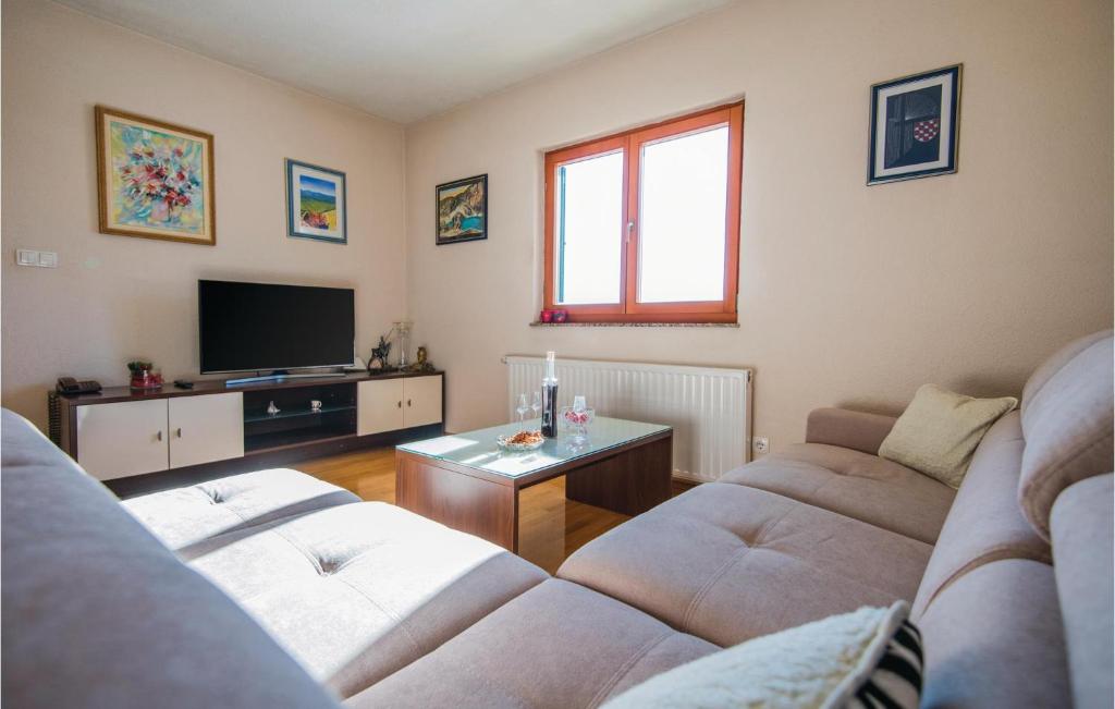 Three-Bedroom Holiday Home in Imotski