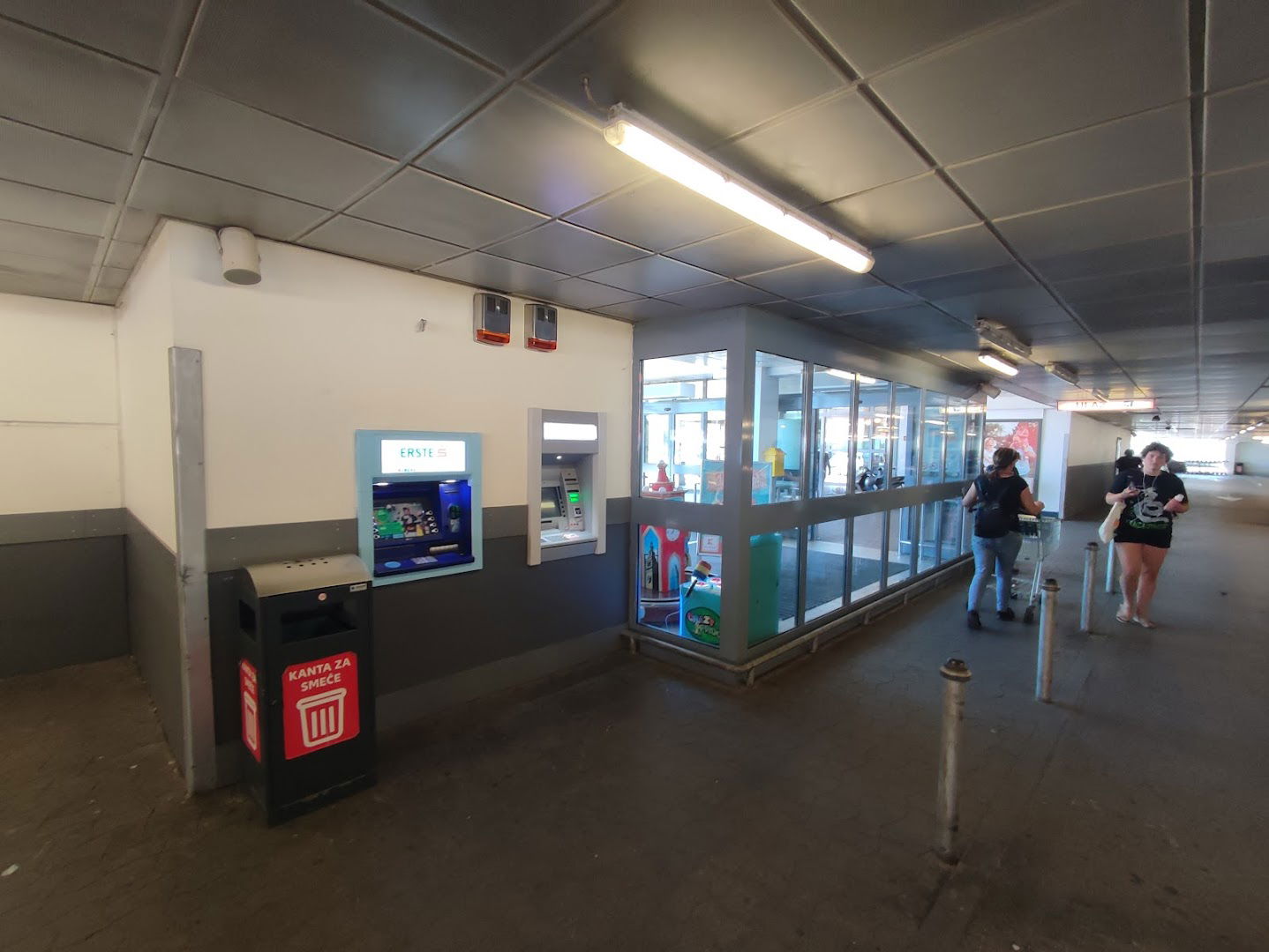 Zagrebačka banka bankomat