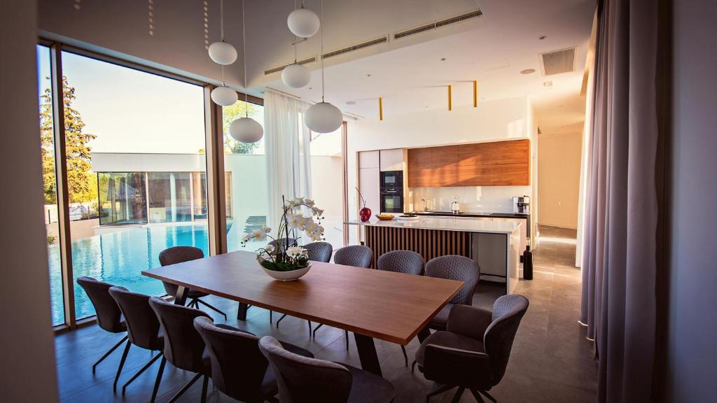 A modern villa in Zmijavci with a gym, tennis and basketball court