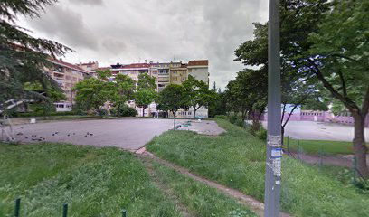 Teren sa malim igralistem za decu