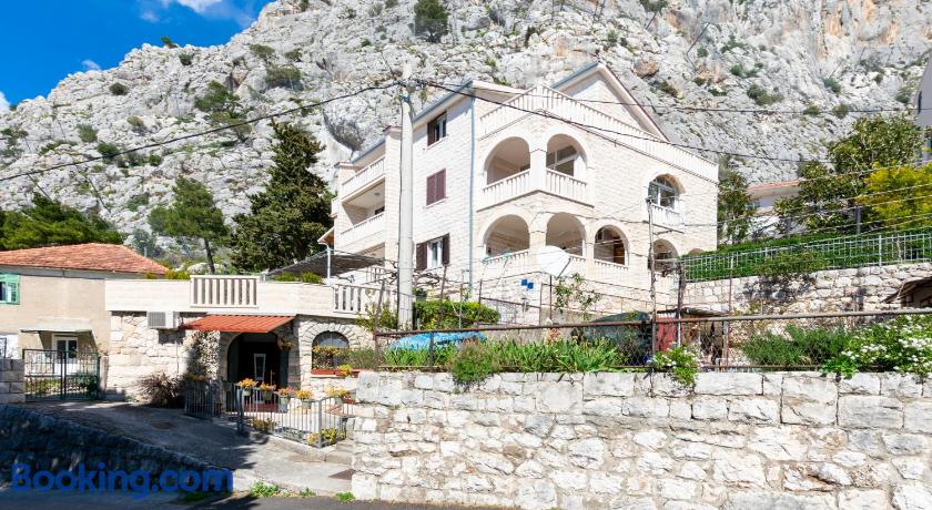 VILLA WHITE HOUSE ***