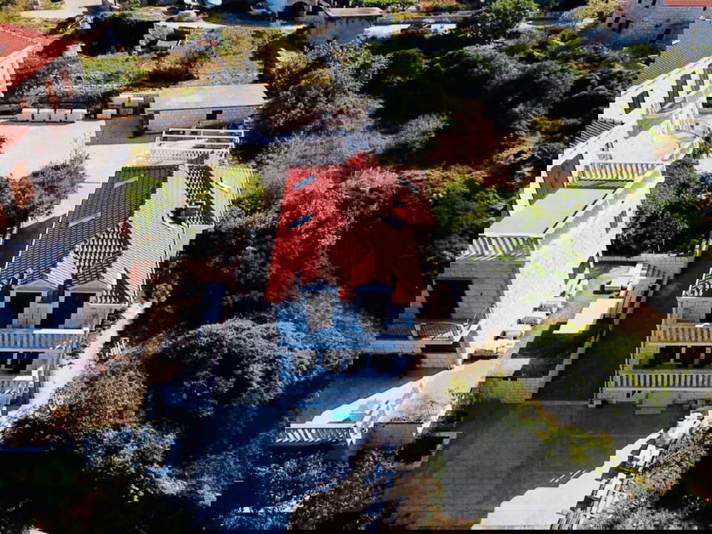 Villa Tonika, Povlja