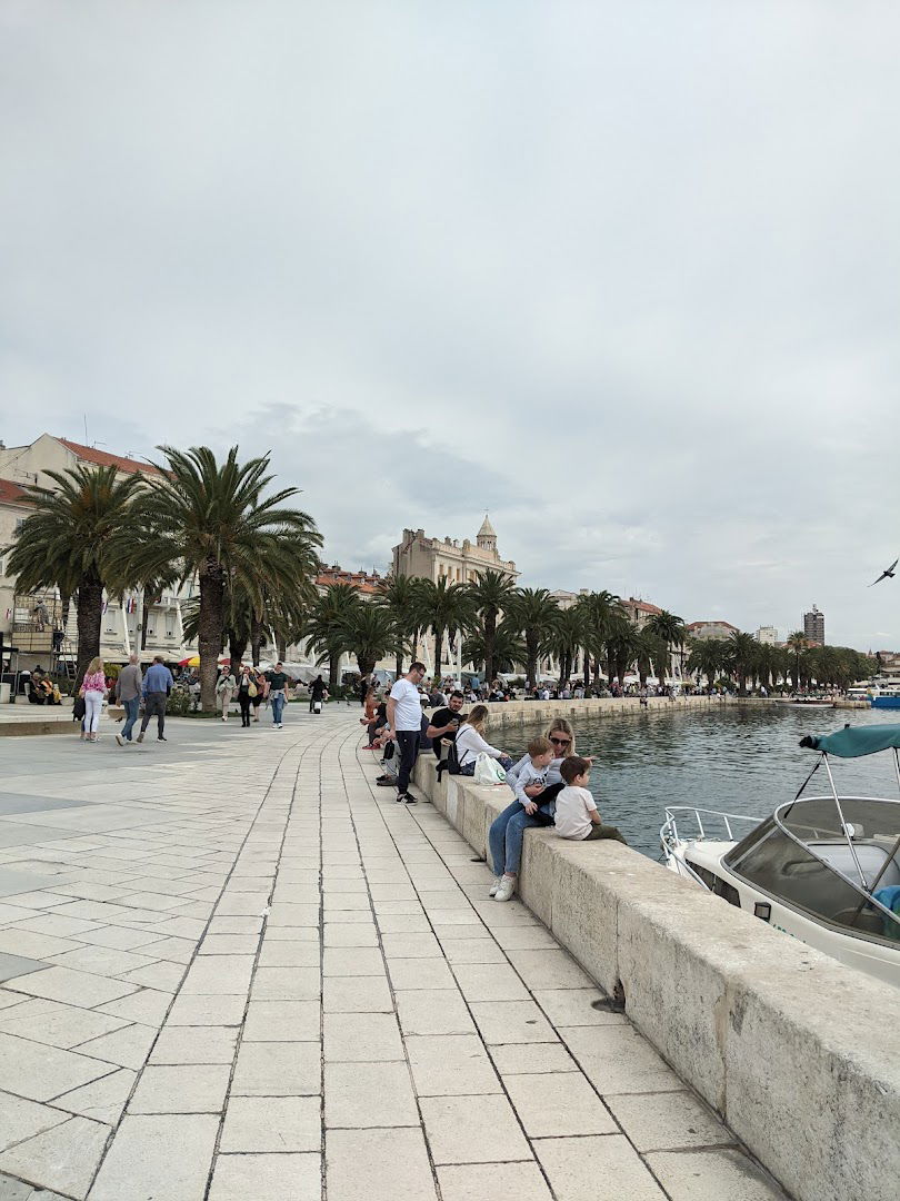 Parkiralište Sveti Frane, Riva