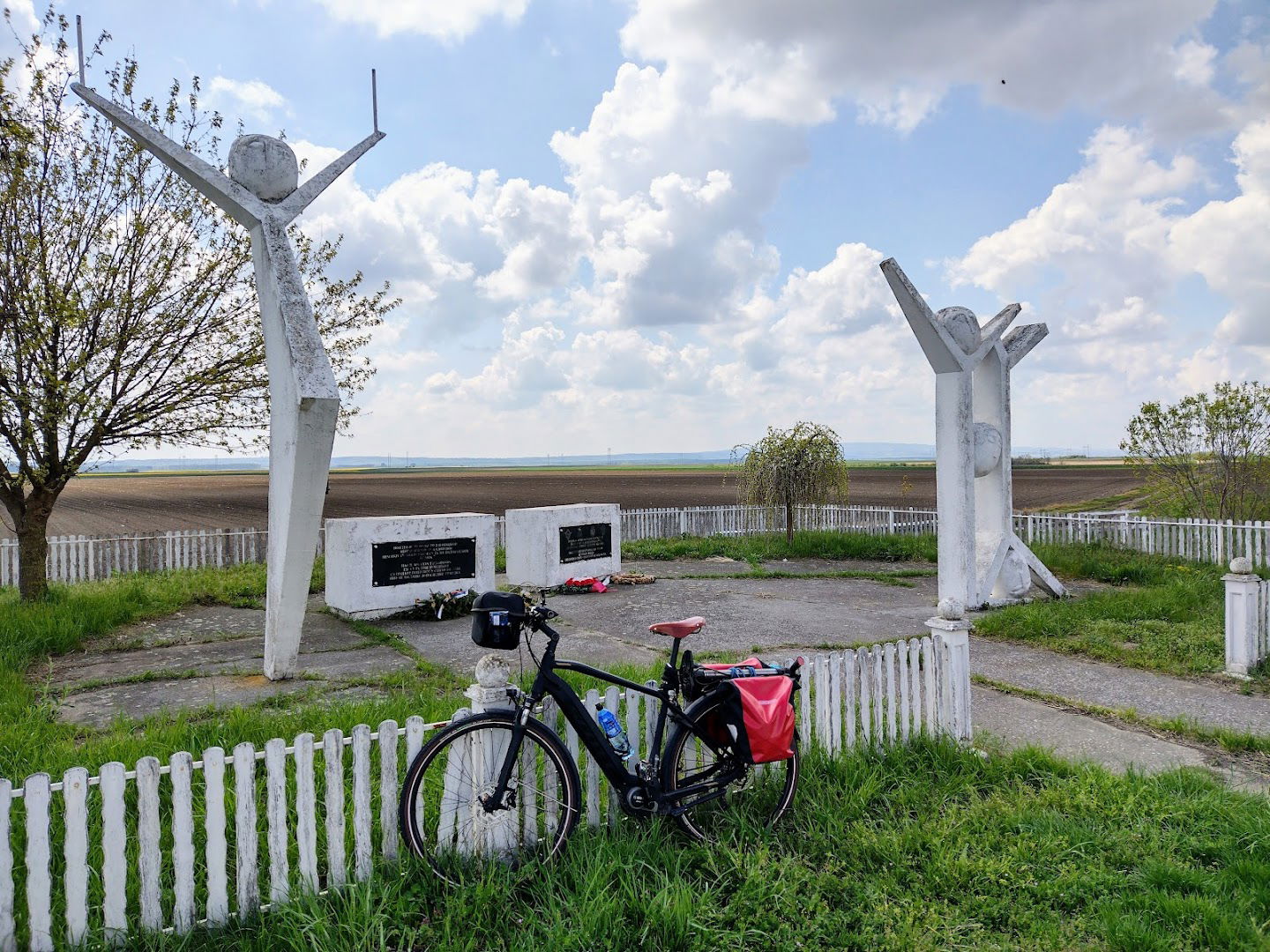 Спомен обележје погинулим пилотима Краљевине Југославије
