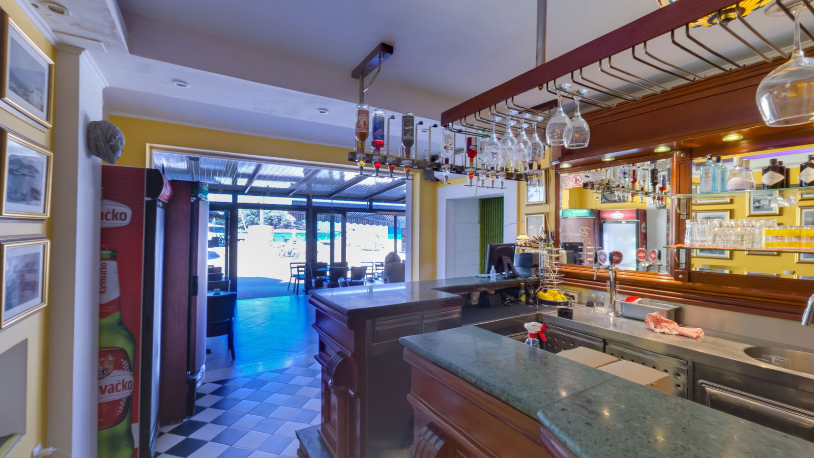 Cocktail & coffee bar "Basadura"