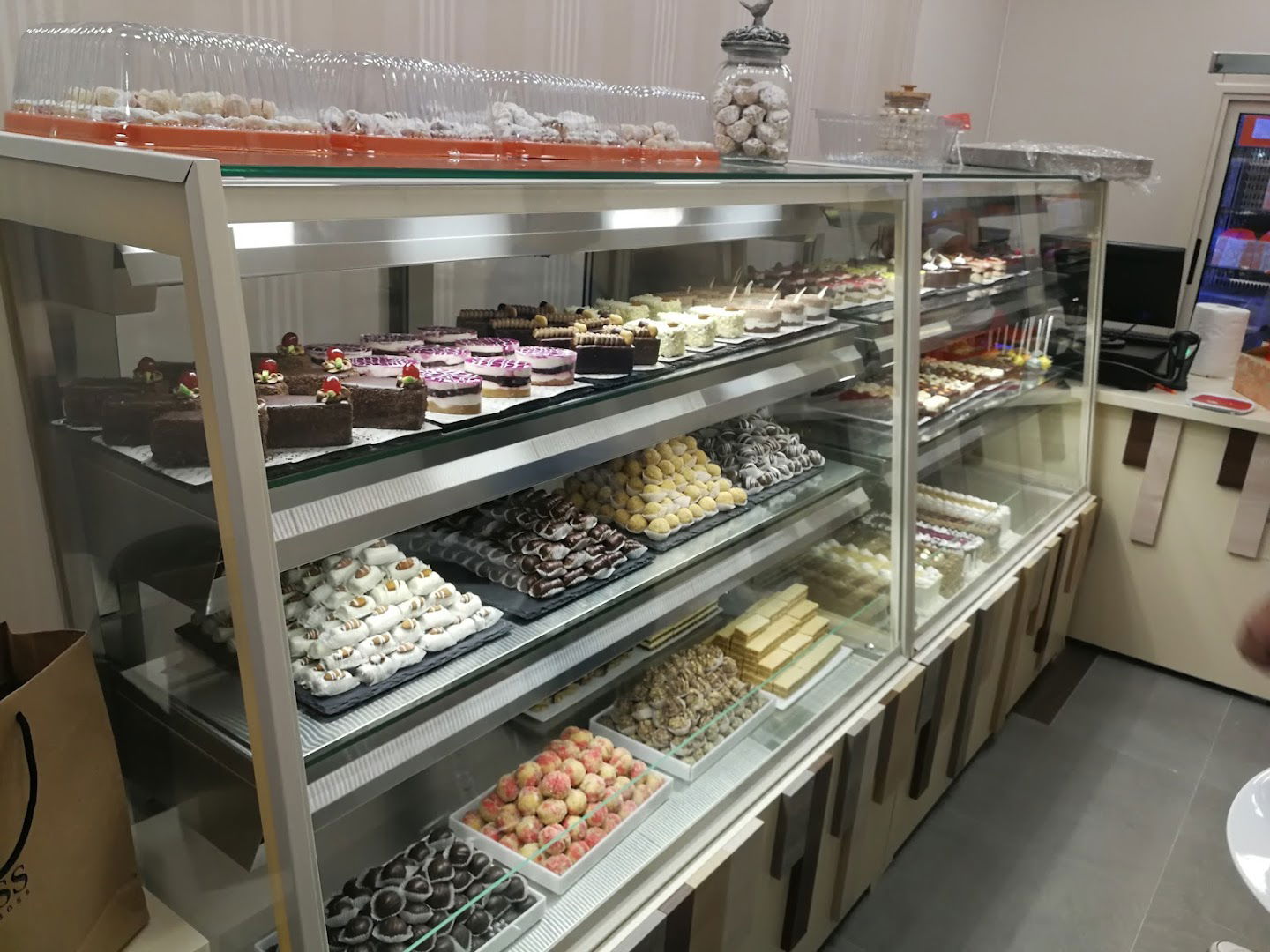 Andjelcic poslasticarnica, Dobanovci