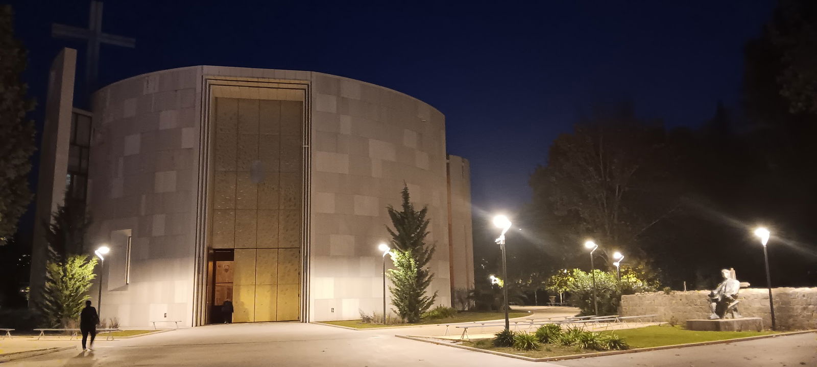 Spomenik don Frani Buliću