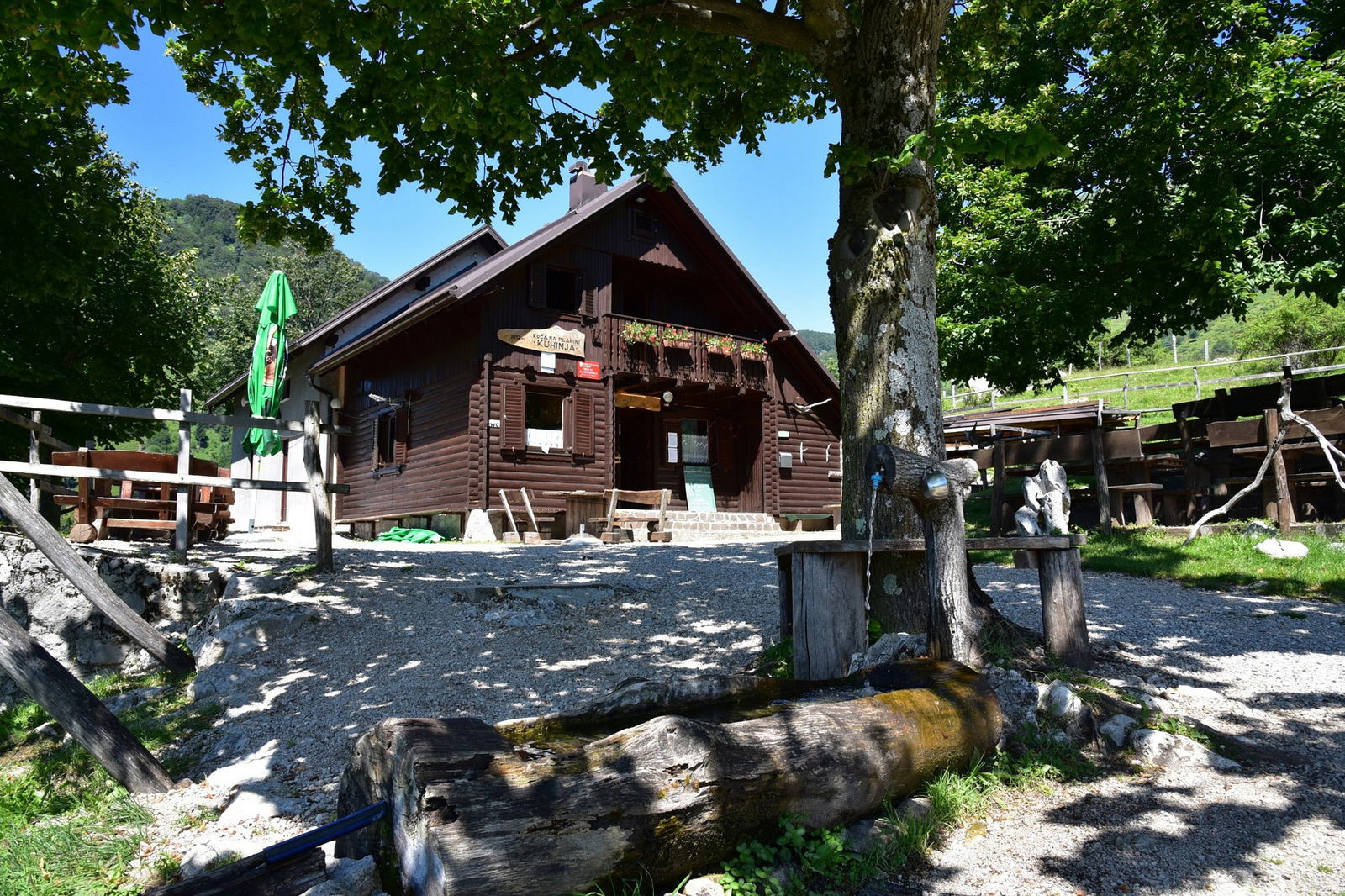 Planina Kuhinja Hut (1012 m)