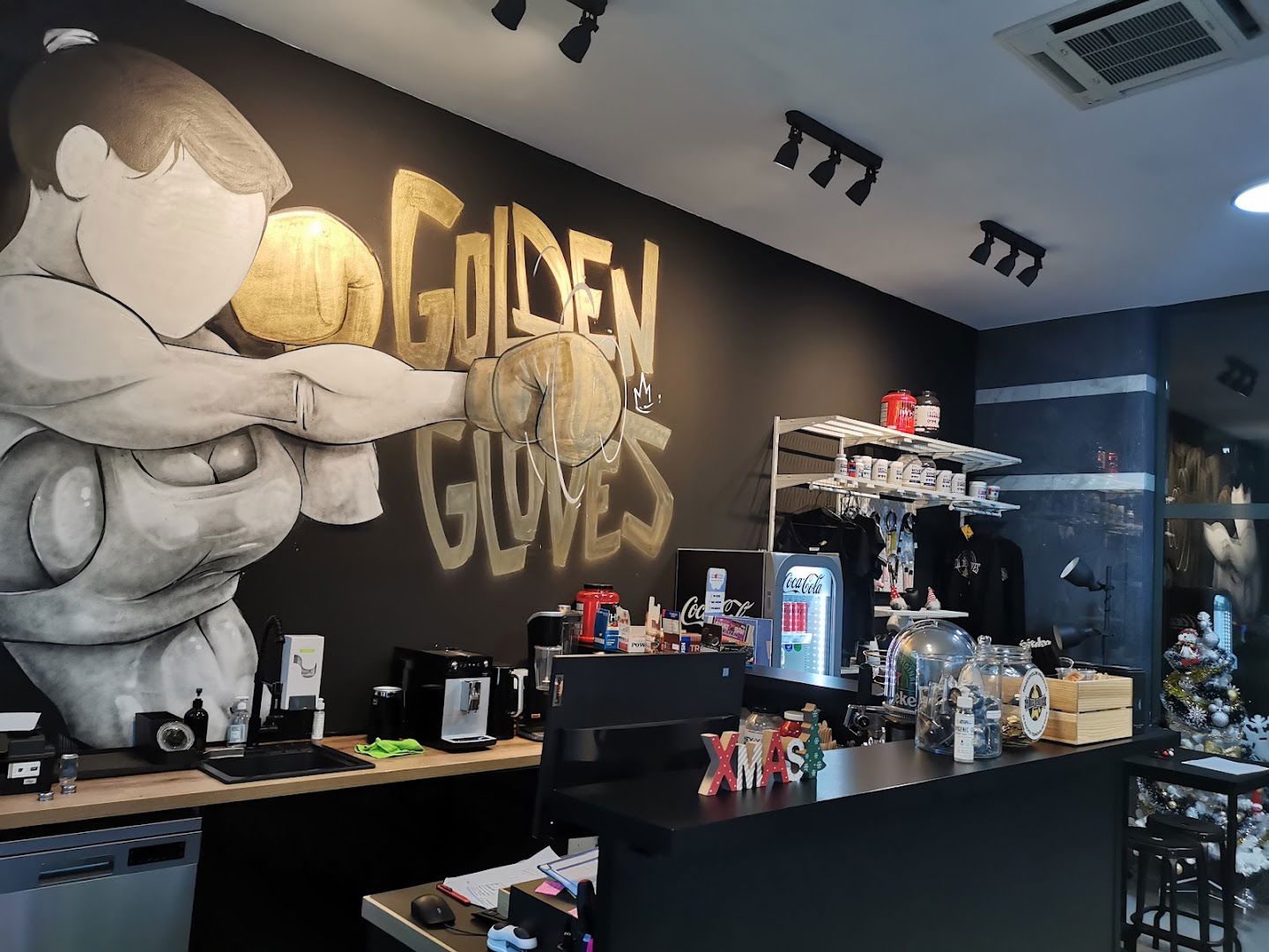 Golden Gloves Fit Café