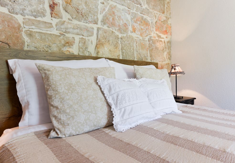 Traditional holiday house by the sea in Preko