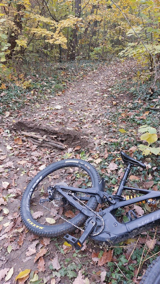 Spust kroz šumu single track downhill(Strava app)