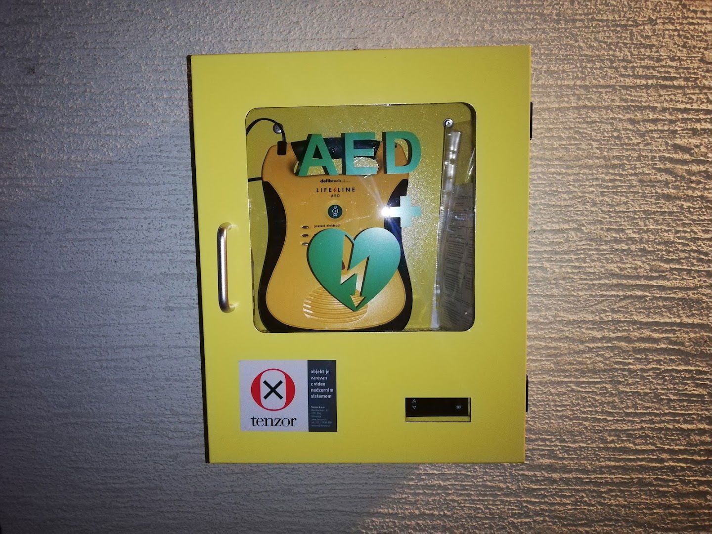 Avtomatski defibrilator (AED)