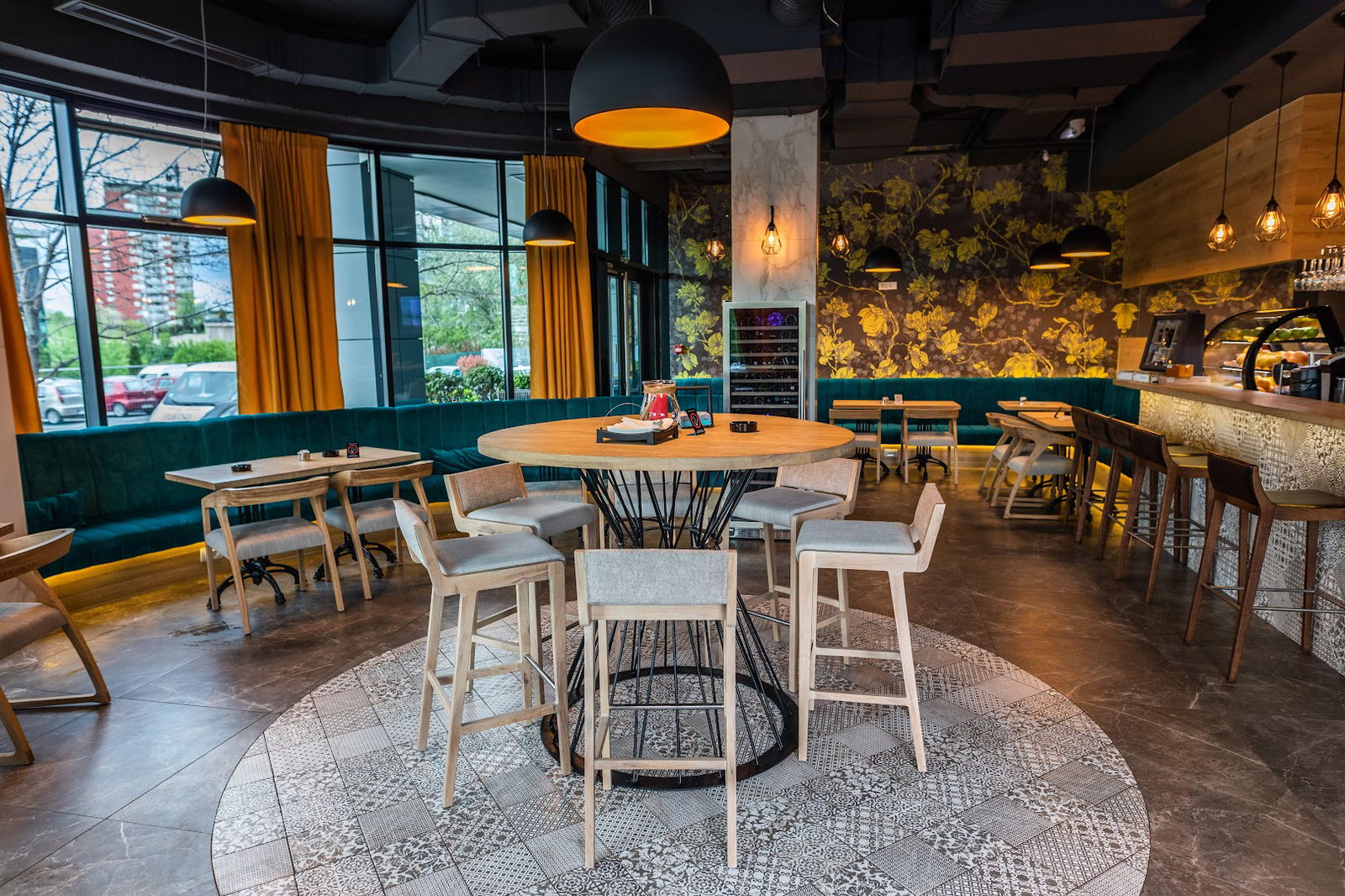 Lola Cafe & Wine Bar