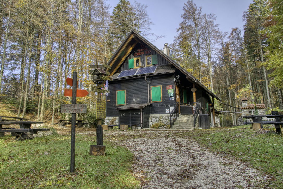 Iztokova koča pod Golaki (1260 m)