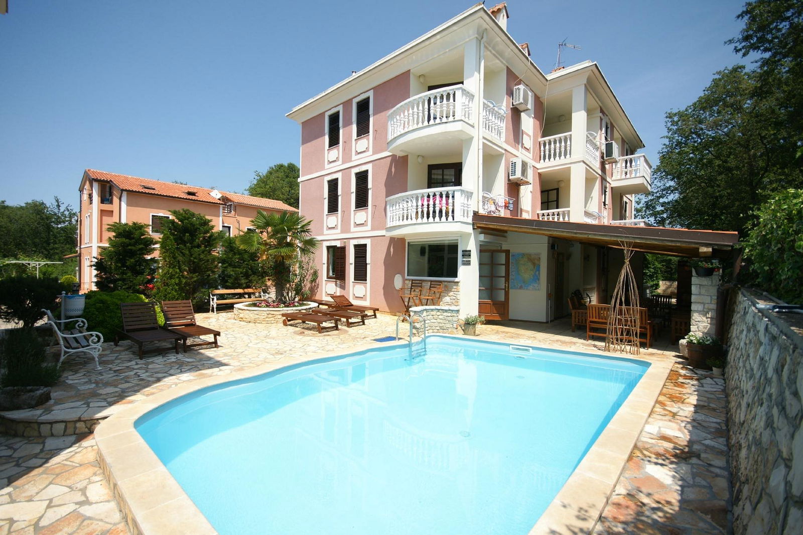 Apartments and rooms Degra