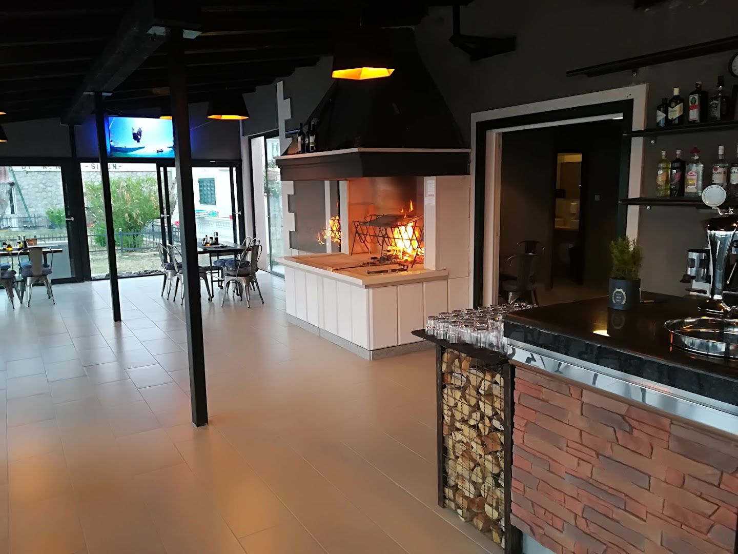 Tratinska Grill & Bar