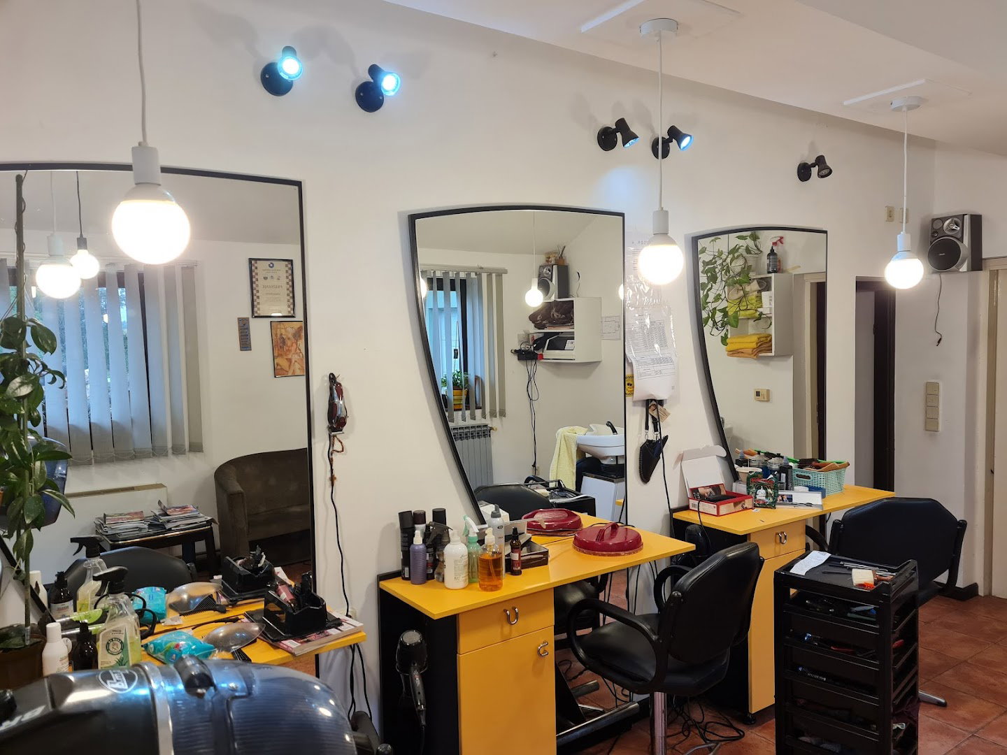 FRIZERSKI STUDIO ZA ŽENE I MUŠKARCE L - VL. LILJANA PETRLIĆ