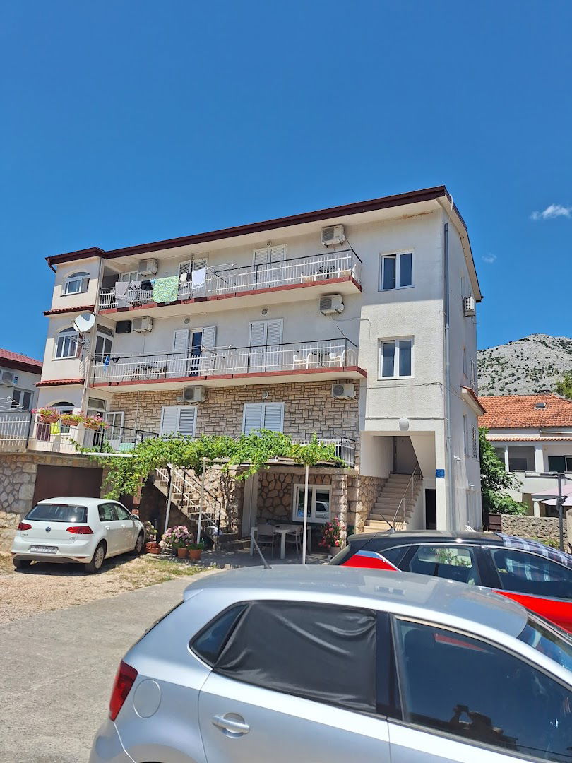 Diana Rooms and Apartments