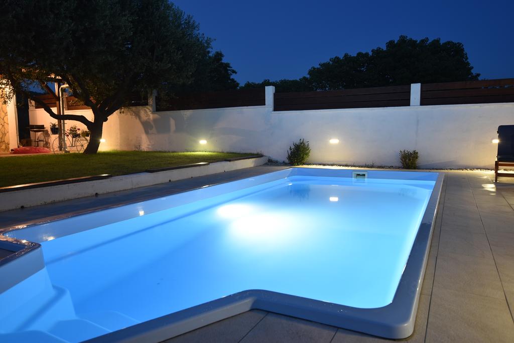 Solymar pool house