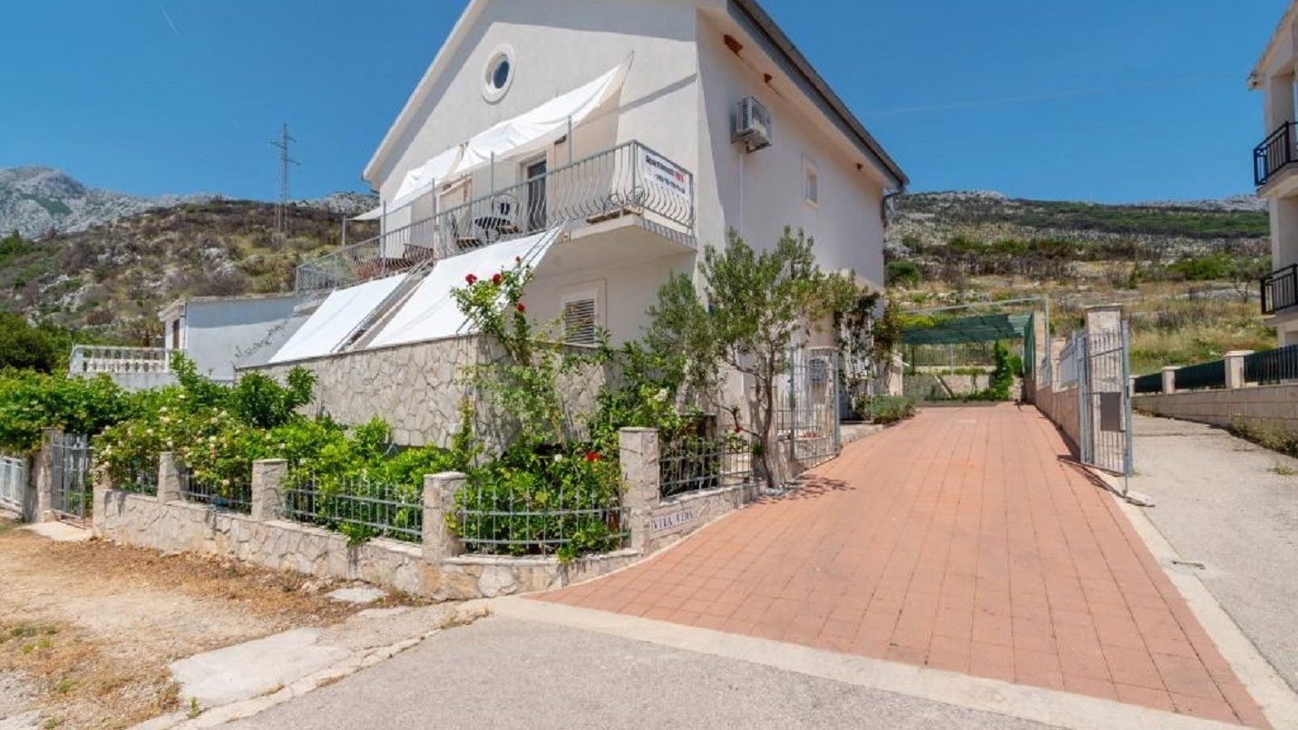 Apartments Vida with garden: