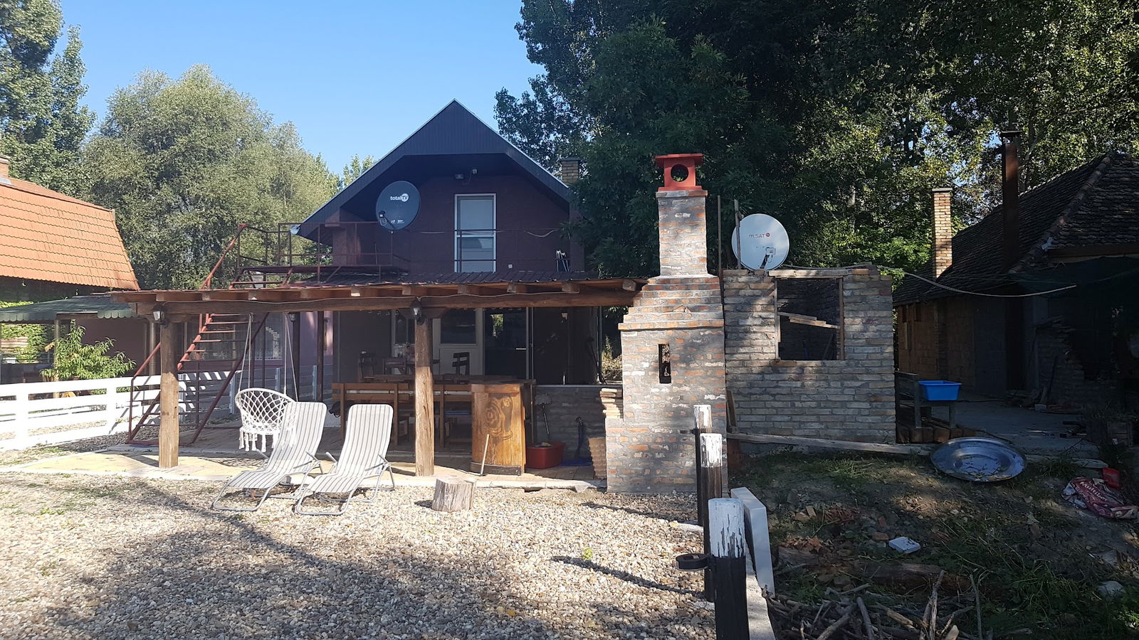 Kuca sa plazom na Dunavu