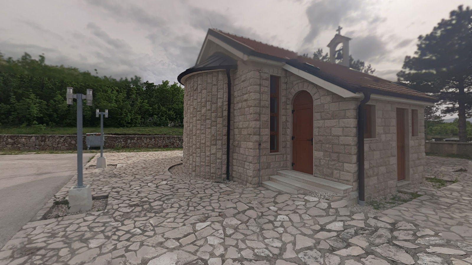 Kapelica sv.Petra i Pavla, Zidine