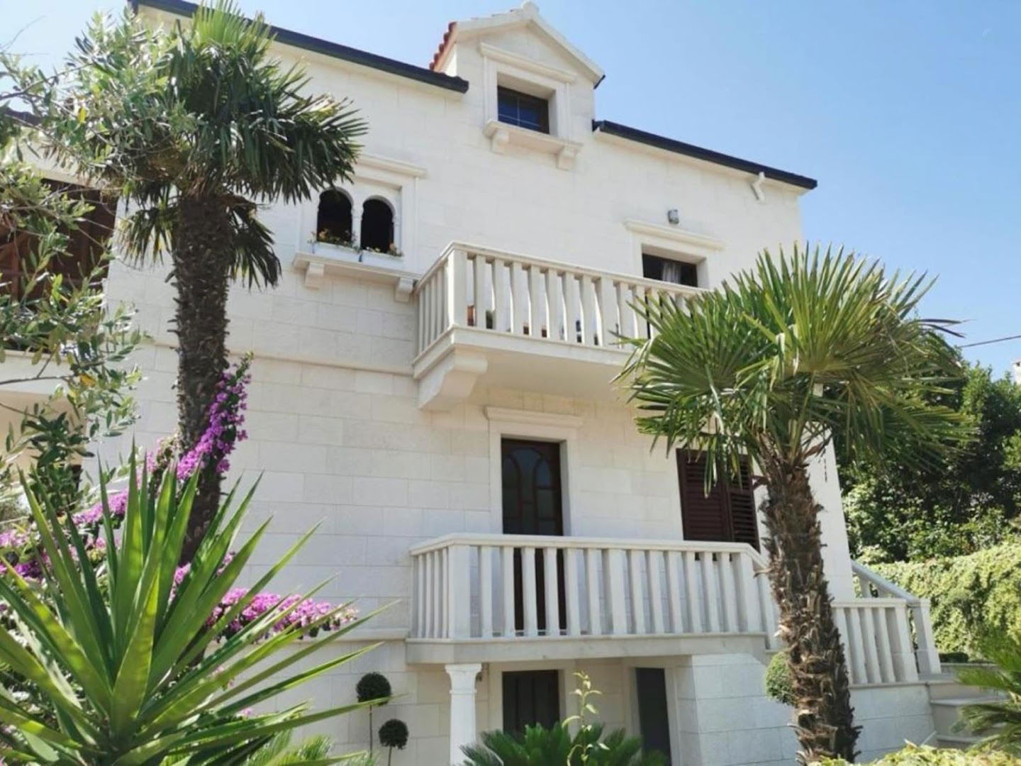 Apartments White House, Supetar