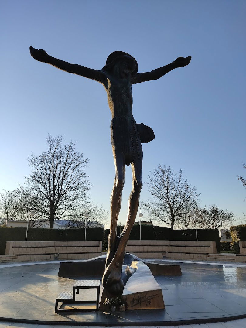 Statue of the Risen Christ