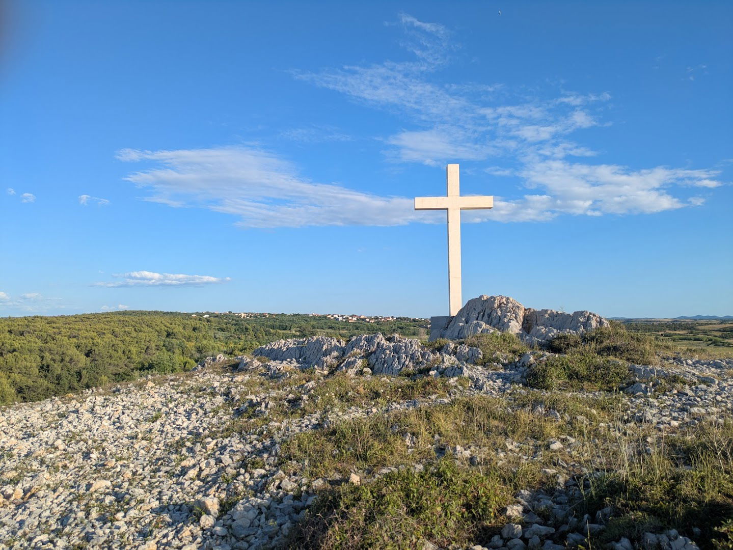 Drveni križevi na brdu