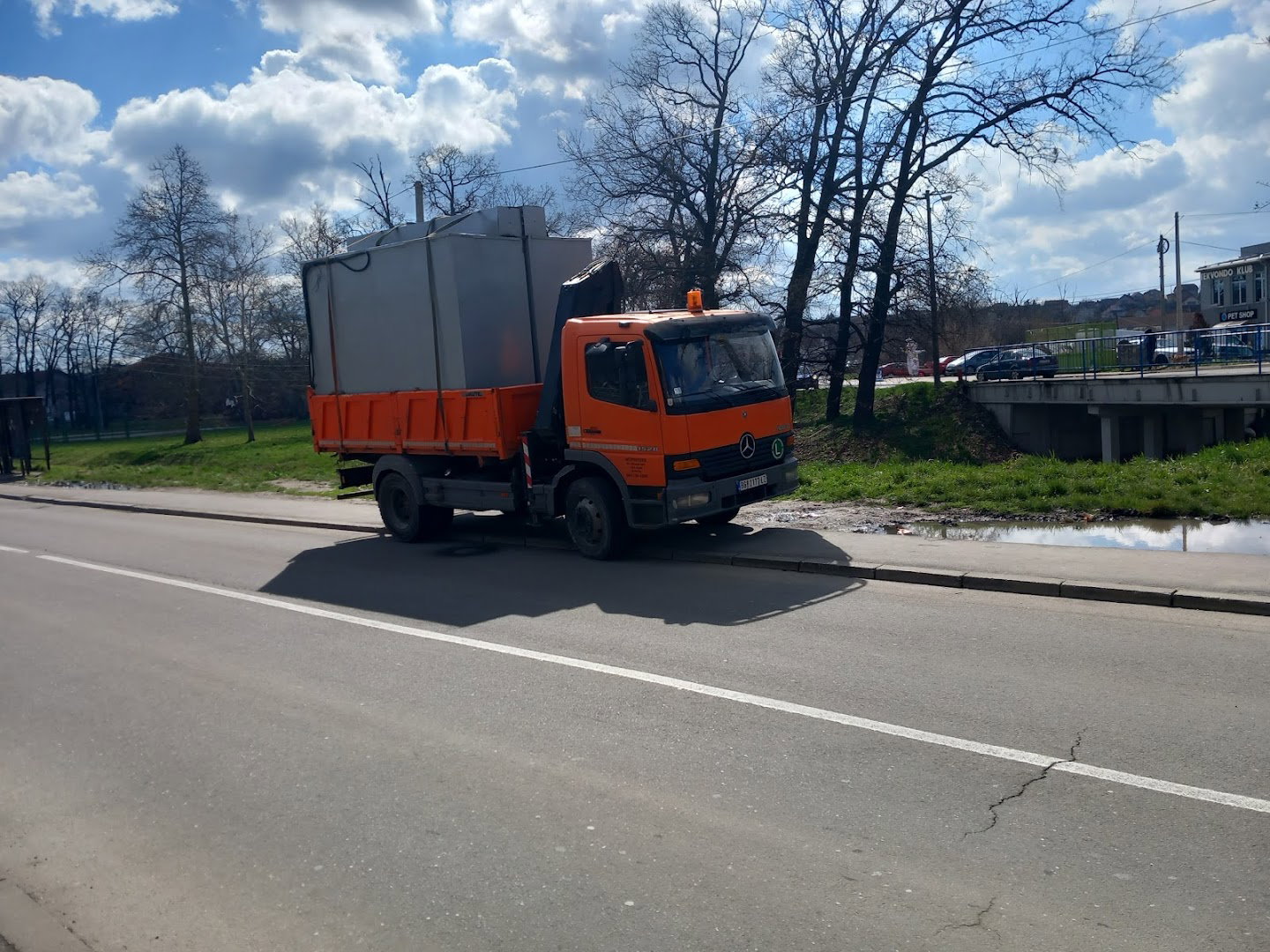 Kamion sa kranom-dizalicom