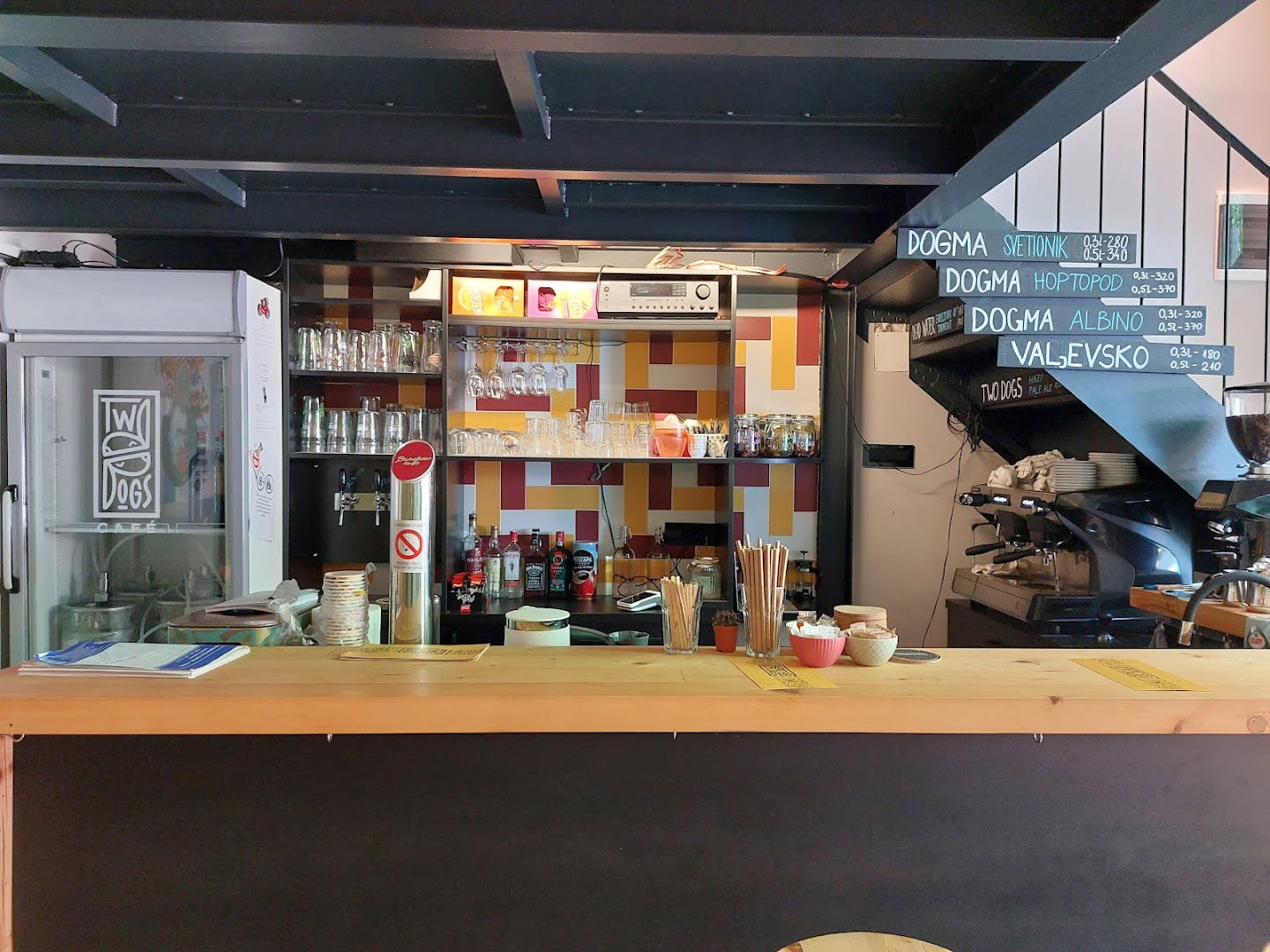 Two Dogs Cafe / Dve kere