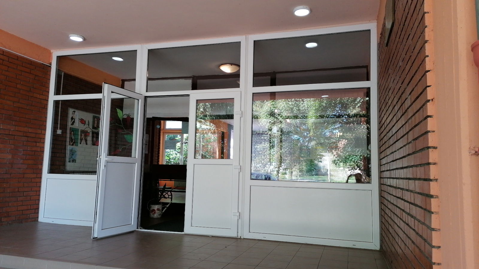 Основна школа „Иво Лола Рибар”