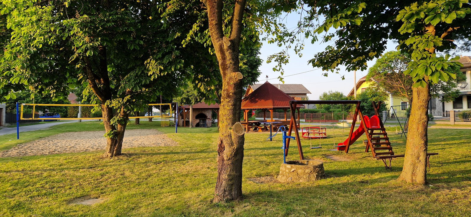 Dječje igralište i teren za odbojku na pijesku