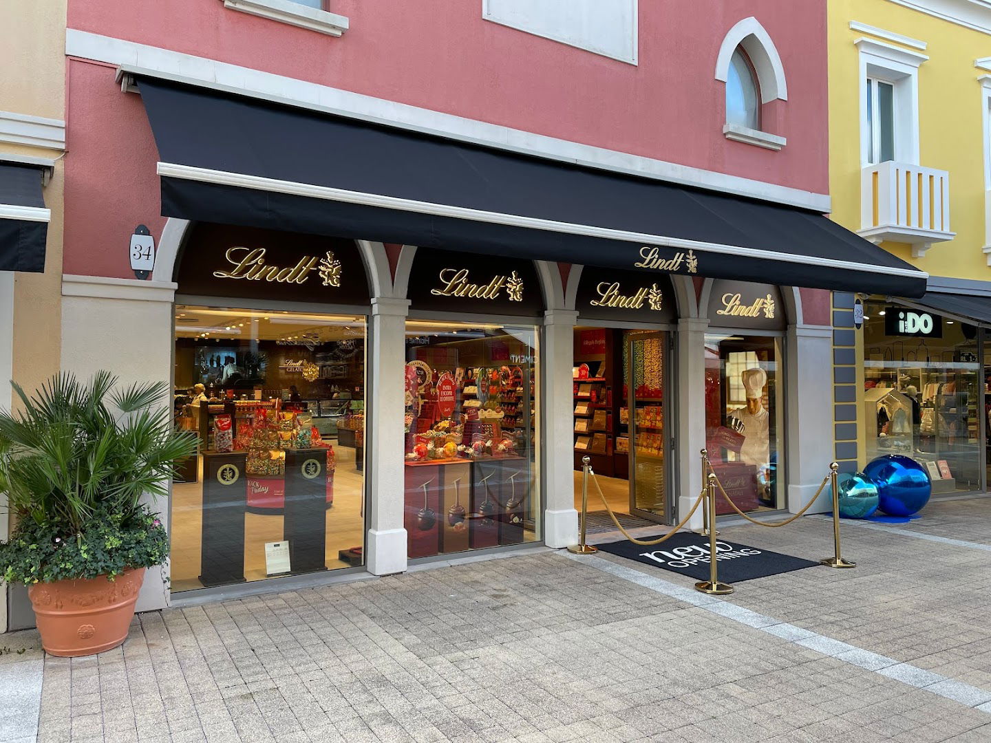 Lindt Chocolate Shop Palmanova