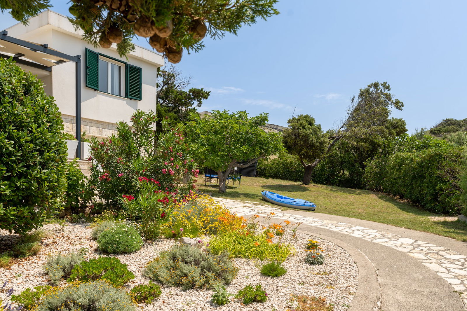 Villa Silencia Pag - jacuzzi , 2 min from the beach free parking