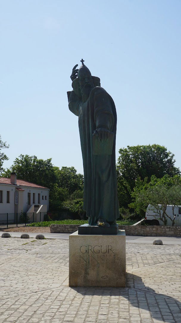 Grgur Ninski statue