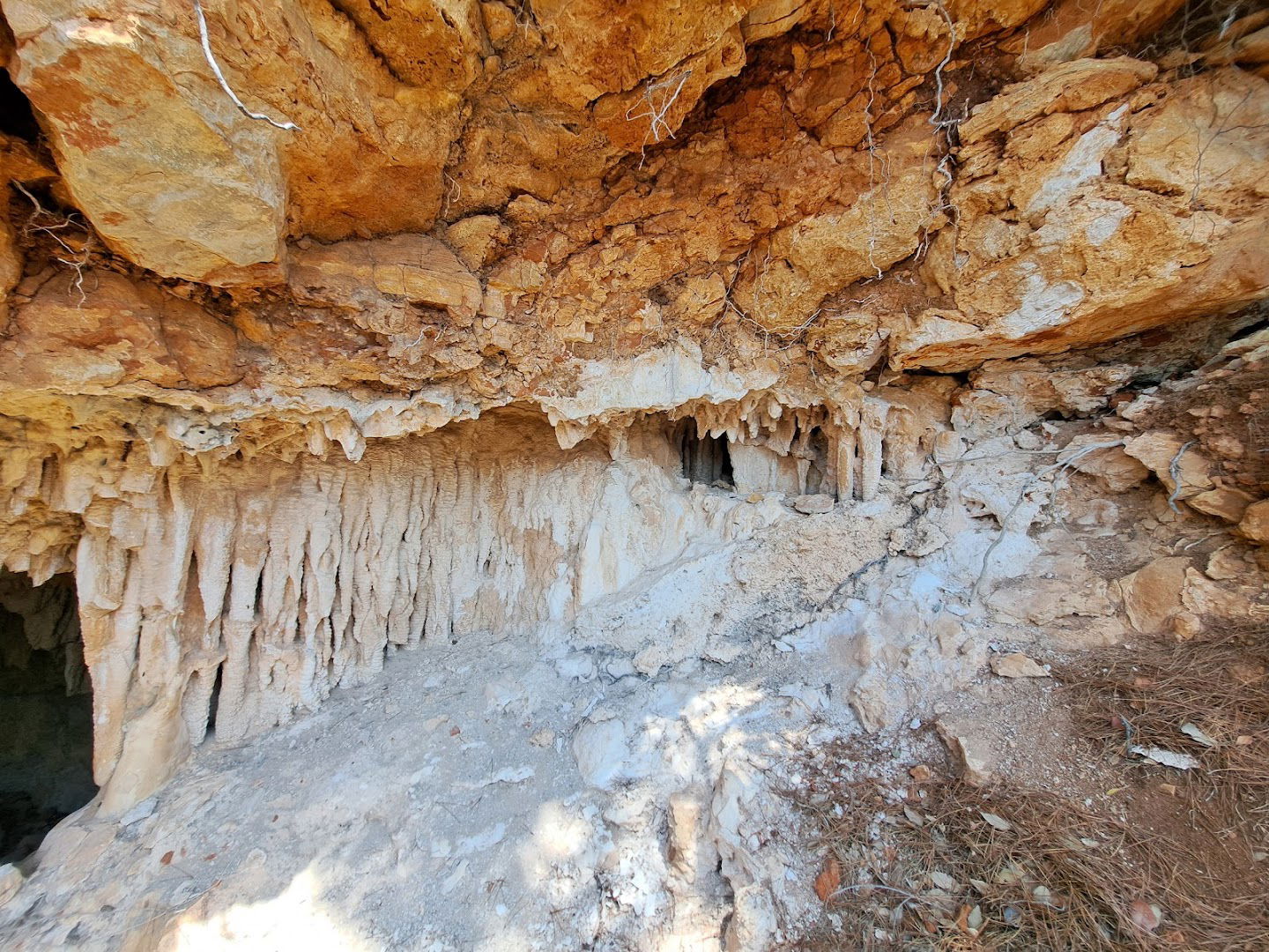 Mini cave Sutmiholjska