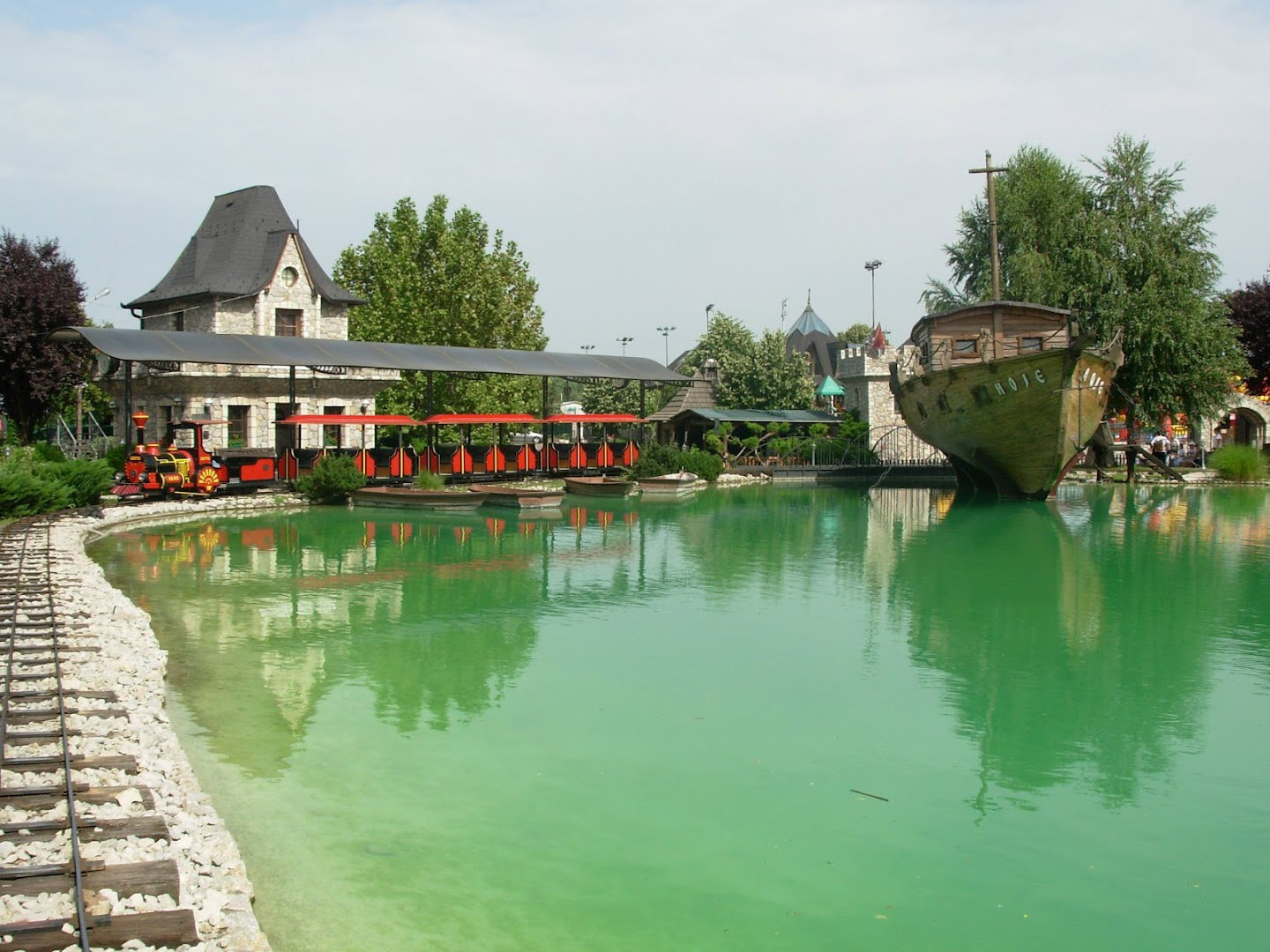 Podlugovi train station