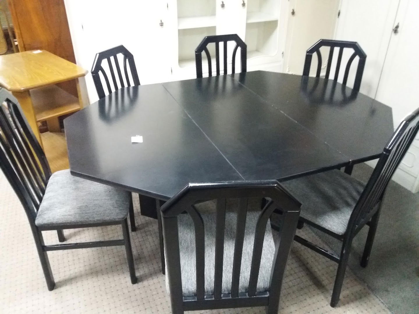 Reto centar - Prodaja polovnog nameštaja i auto perionica