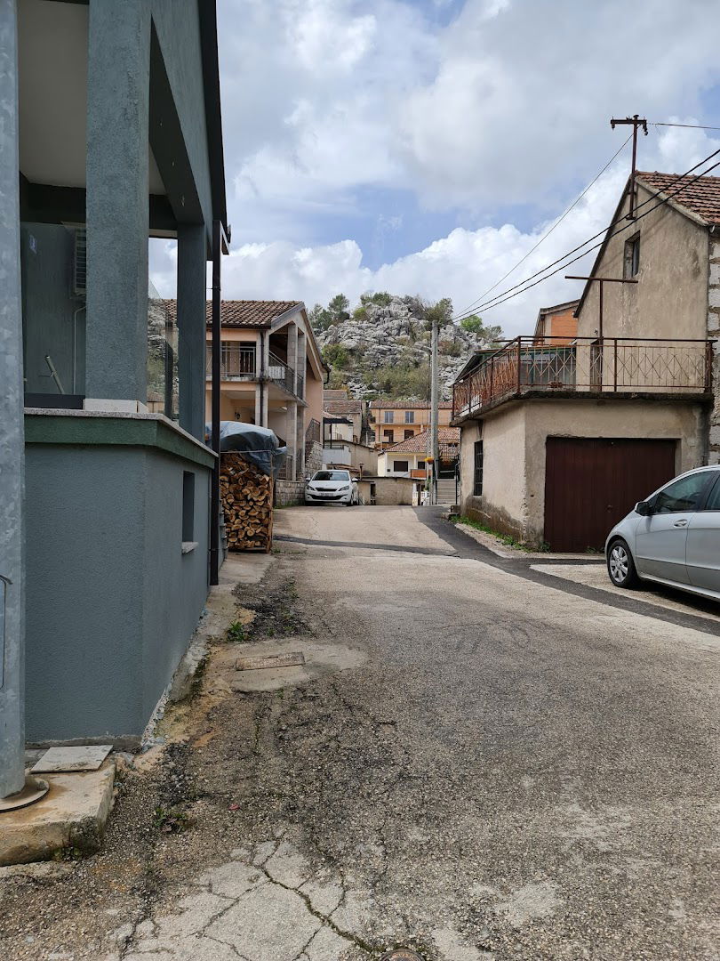 Elementary school fra Ante Gnječ Staševica