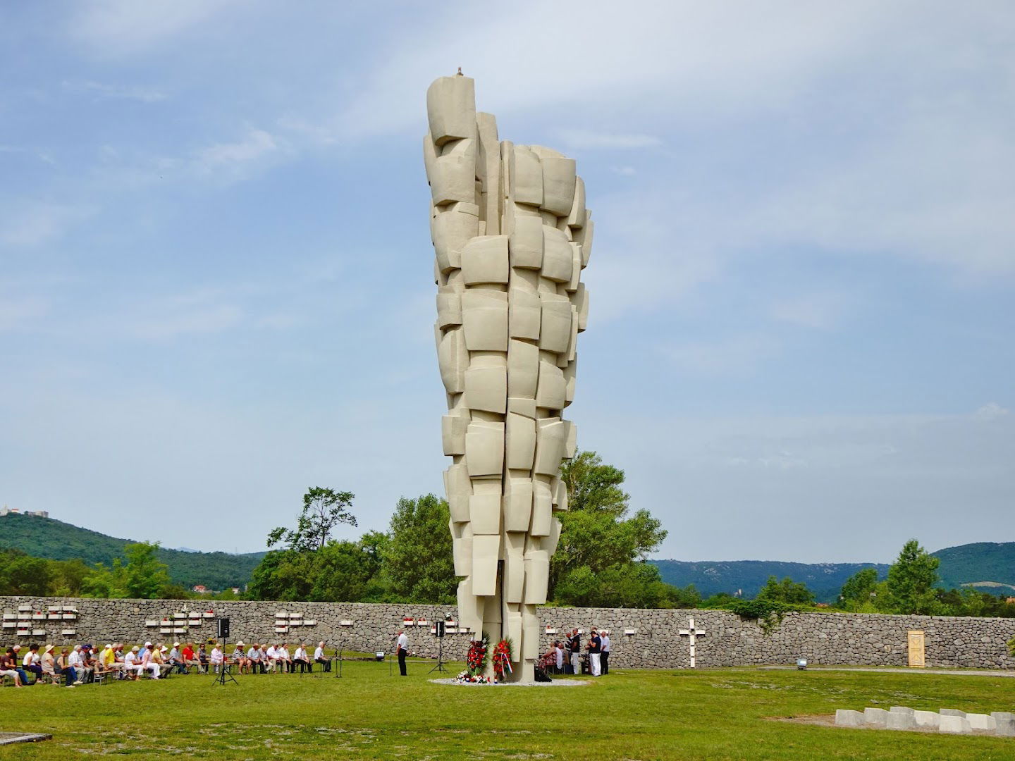 Spomenik Podhumskim žrtvama