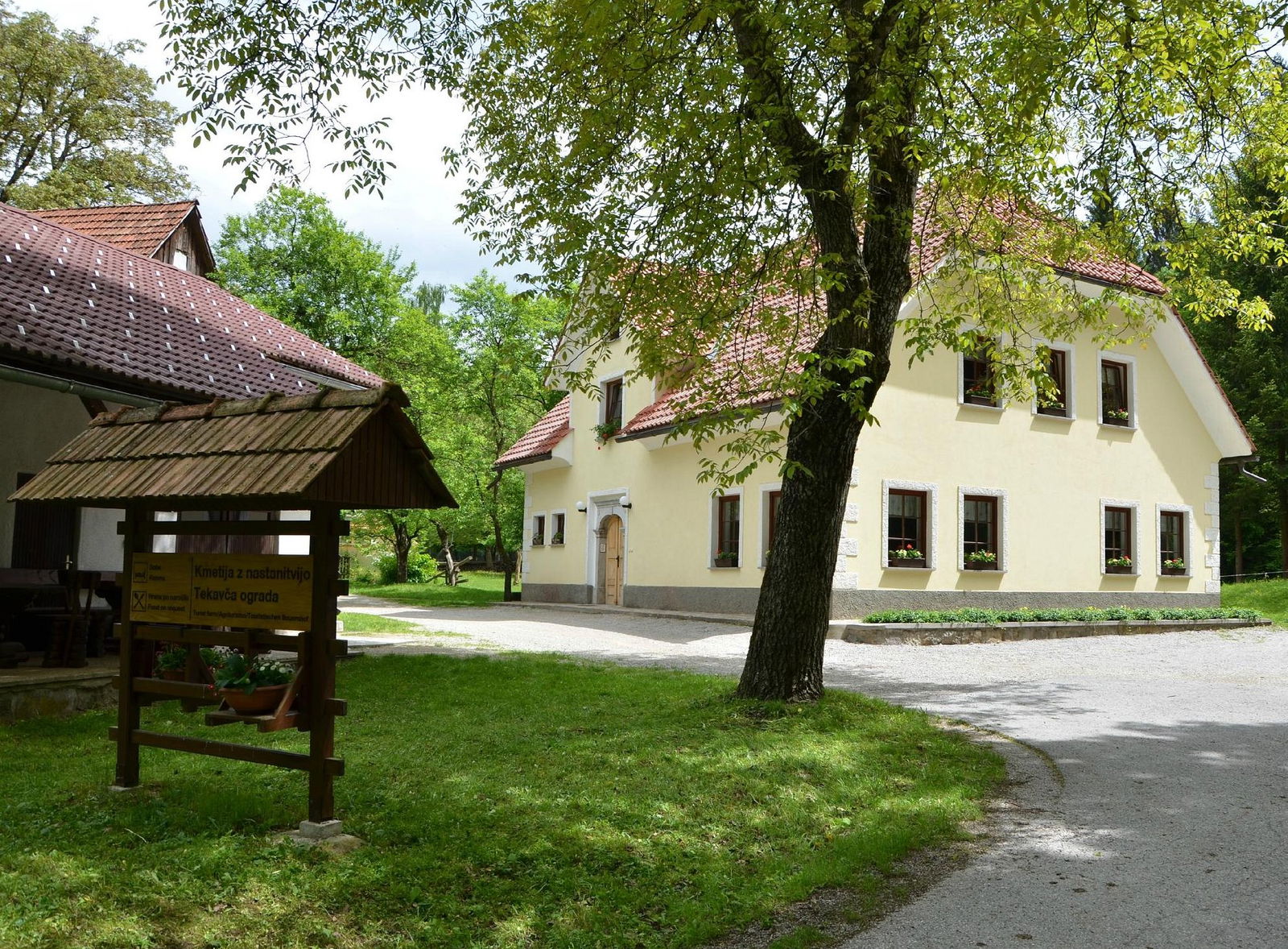 Tekavča Ograda Farm with Accommodation