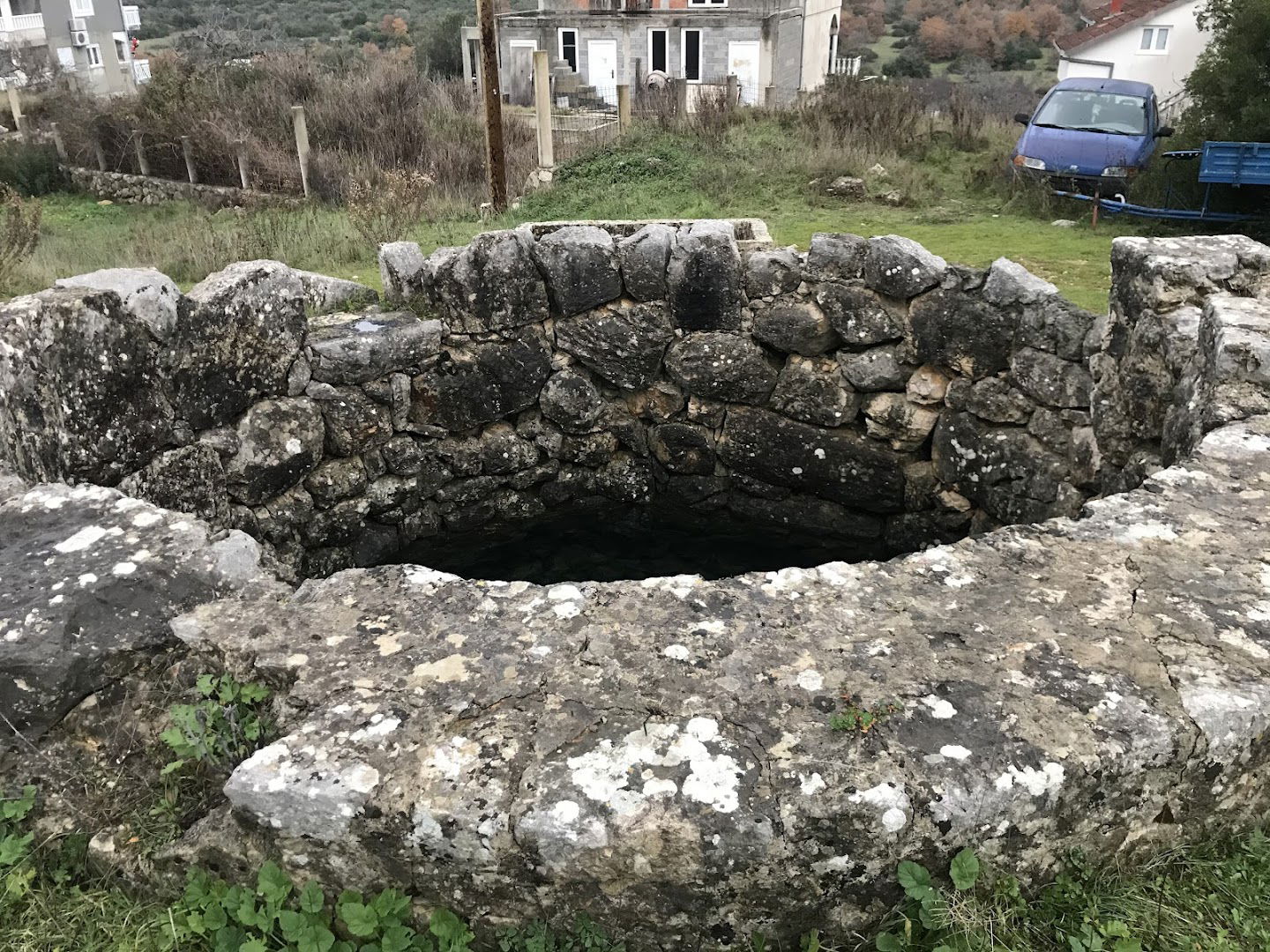 Prapovijesni kiklopski zdenci Rimski Bunari Petrovače (Zlokvenice)